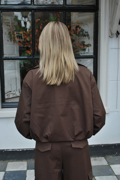 Amelia Ambika Jas - Bruin